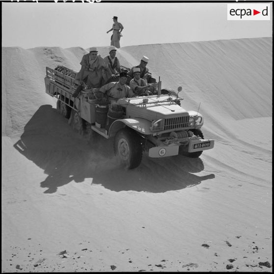 Région d'Edjeleh. Une patrouille de la 2e compagnie saharienne portée de la Légion étrangère (CSPLE).