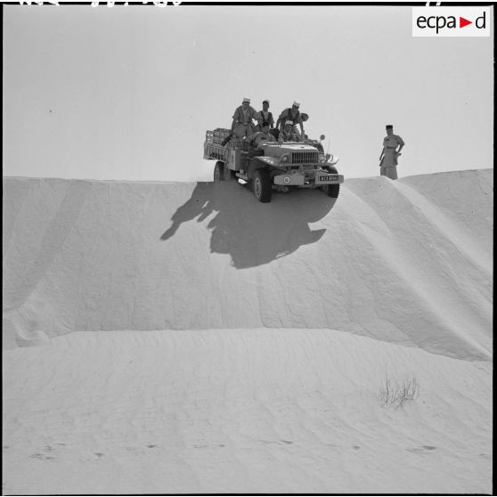 Région d'Edjeleh. Une patrouille de la 2e compagnie saharienne portée de la Légion étrangère (CSPLE).