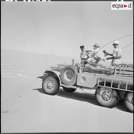 Région d'Edjeleh. Une patrouille de la 2e compagnie saharienne portée de la Légion étrangère (CSPLE).