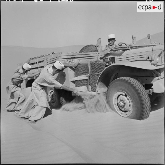 Région d'Edjeleh. Ensablement d'un camion.