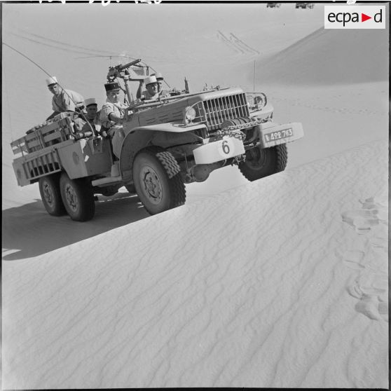 Région d'Edjeleh. Une patrouille de la 2e compagnie saharienne portée de la Légion étrangère (CSPLE).