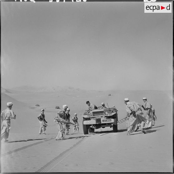 Région d'Edjeleh. Une patrouille de la 2e compagnie saharienne portée de la Légion étrangère (CSPLE).