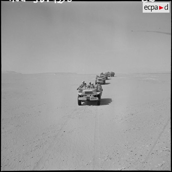 Région d'Edjeleh. Une patrouille de la 2e compagnie saharienne portée de la Légion étrangère (CSPLE).