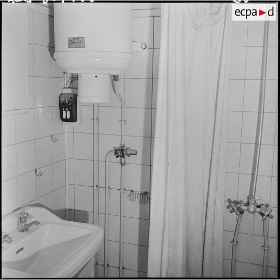 Edjeleh. Salle de bain d'un logement d'ouvrier.