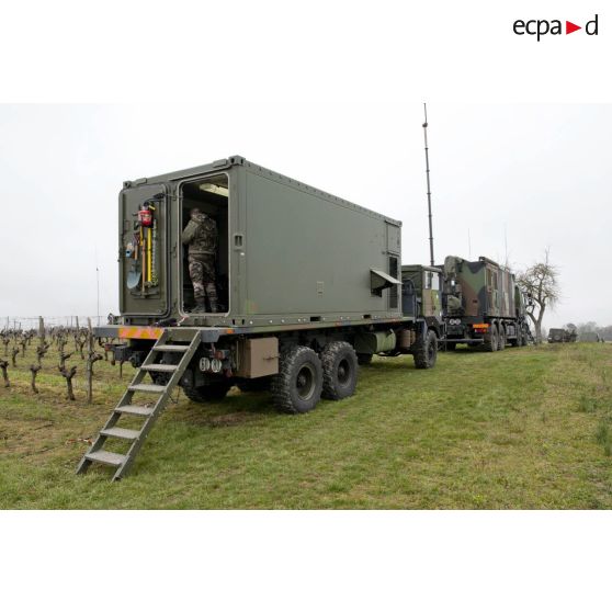 Camion de liaison satellitaire d'une section SAMP/T Mamba lors de l'exercice Nawas 2012.