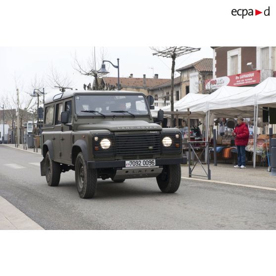 Passage dans un village d'un Land Rover Durisotti participant à l'exercice Nawas 2012 .