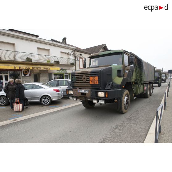 Passage d'un camion logistique dans un village lors de l'exercice Nawas 2012.