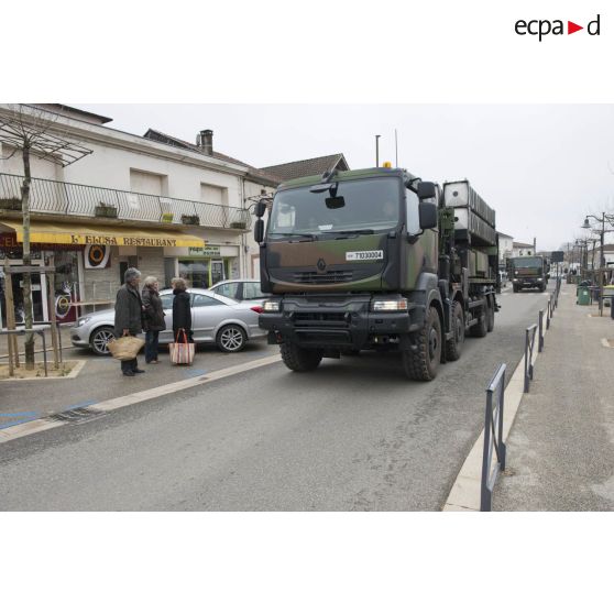 Passage dans un village d'un camion Kerax lanceur Mamba (moyen de défense anti-balistique et aérobie) d'une section SAMP/T lors de l'exercice Nawas 2012.