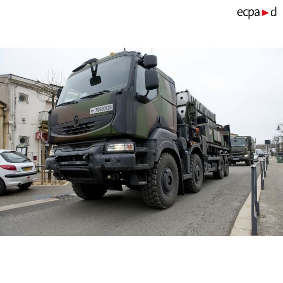 Passage dans un village d'un camion Kerax lanceur Mamba (moyen de défense anti-balistique et aérobie) d'une section SAMP/T lors de l'exercice Nawas 2012.