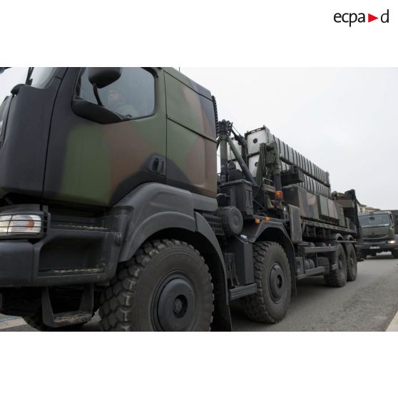 Passage dans un village d'un camion Kerax lanceur Mamba (moyen de défense anti-balistique et aérobie) d'une section SAMP/T lors de l'exercice Nawas 2012.