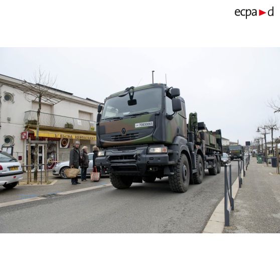 Convoi de véhicules d'une section SAMP/T Mamba passant dans un village lors de l'exercice Nawas 2012.