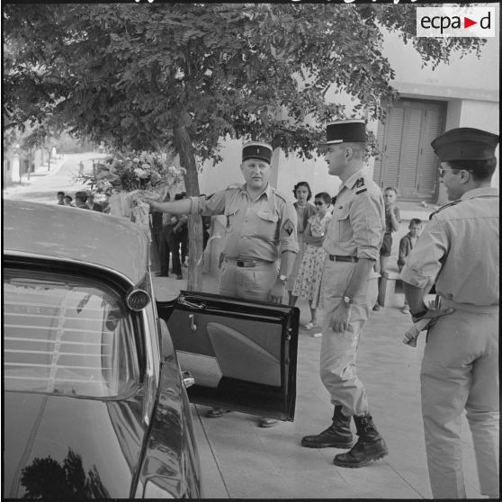 Theniet El Had. Autorités militaires devant la voiture du général Salan.