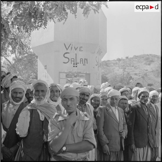 Visite du général Salan à Theniet El Had.