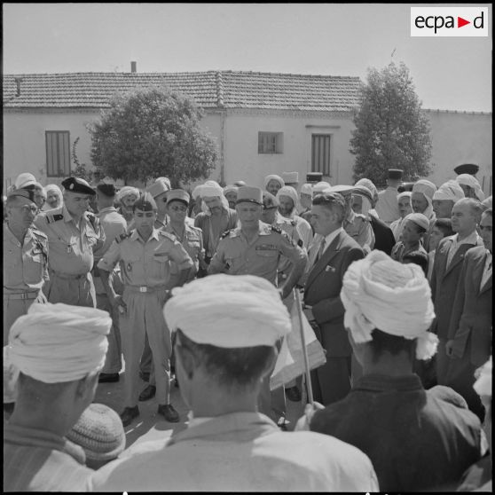 Visite du général Salan à Theniet El Had.