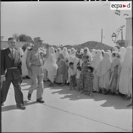 Le général Salan en visite à Theniet El Had.