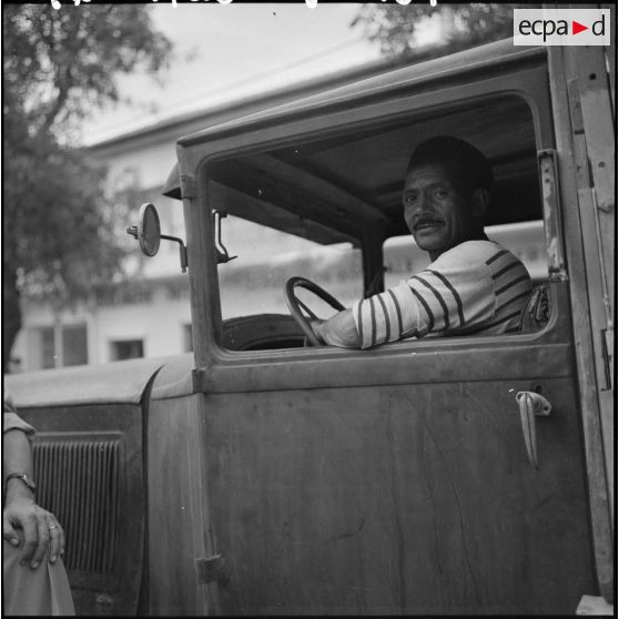 Portrait d'un homme au volant d'une camionnette.