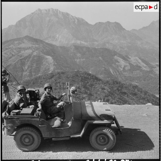 Un capitaine de la 8e compagnie du 57 régiment d'infanterie (RI) à bord d'une Jeep Hotchkiss.