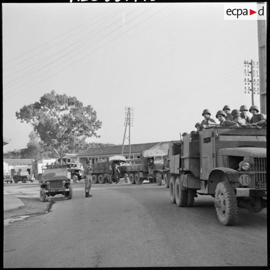 Souk el Thenine. Véhicules de la 8e compagnie du 57e régiment d'infanterie (RI.