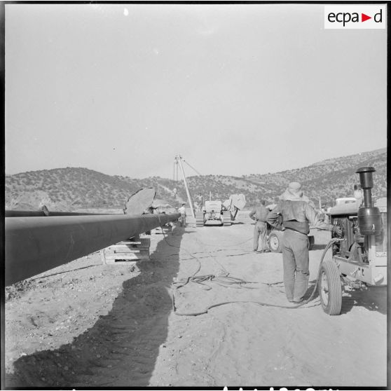 Installation d'un pipe-line dans la vallée de la Soumman.