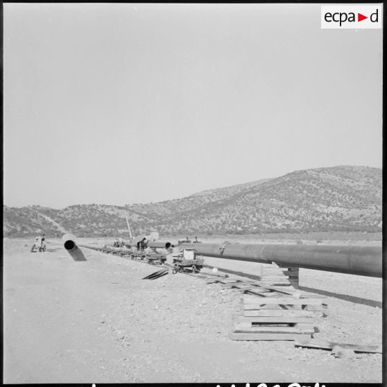 Installation d'un pipe-line dans la vallée de la Soumman.