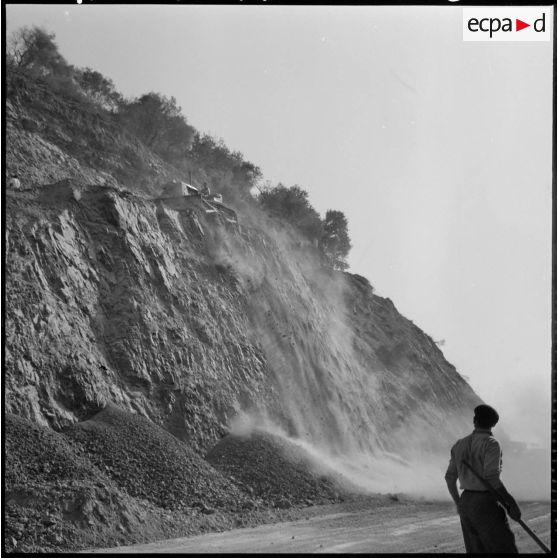 Construction d'une route dans la région de M'Sila-Bougie.