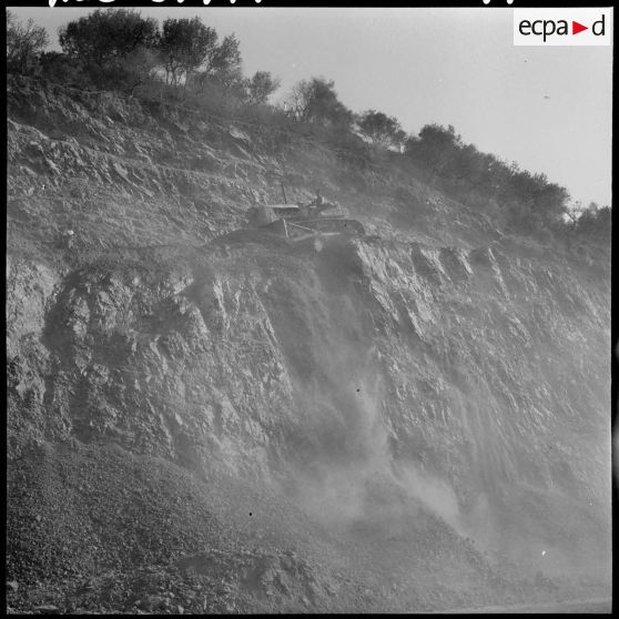 Construction d'une route dans la région de M'Sila-Bougie.