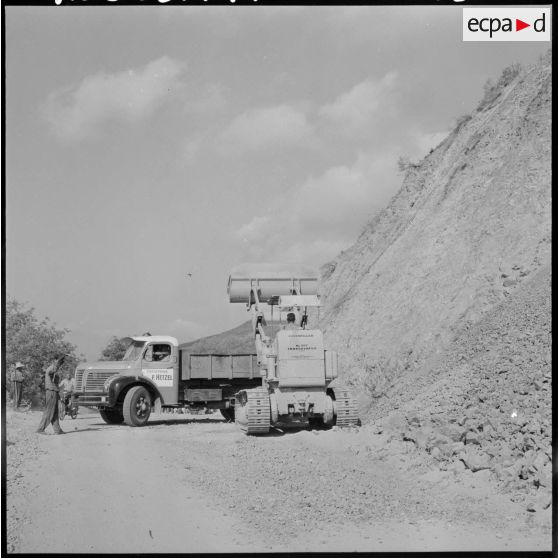 Construction d'une route dans la région de M'Sila-Bougie.