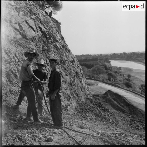 Construction d'une route dans la région de M'Sila-Bougie.