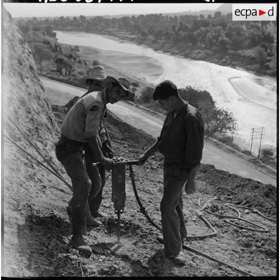 Construction d'une route dans la région de M'Sila-Bougie.