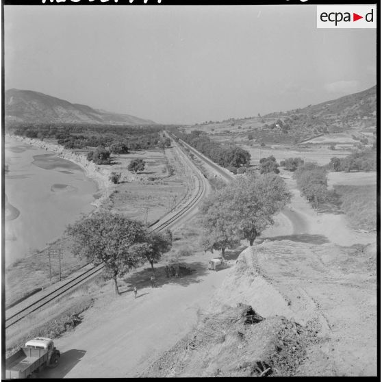 Construction d'une route dans la région de M'Sila-Bougie.