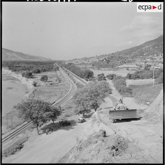 Construction d'une route dans la région de M'Sila-Bougie.