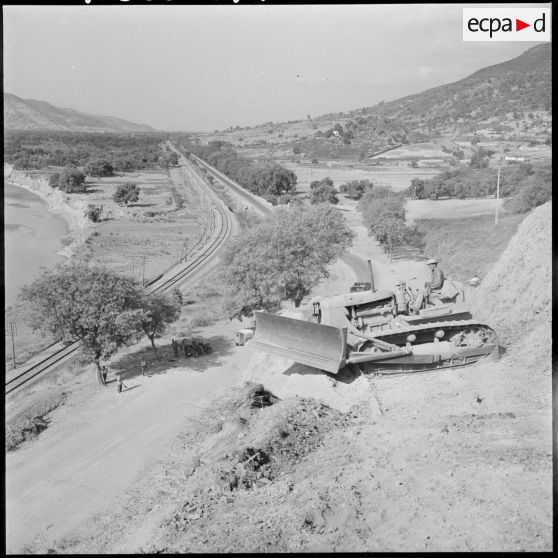 Construction d'une route dans la région de M'Sila-Bougie.