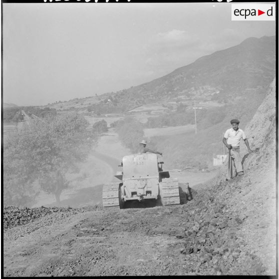 Construction d'une route dans la région de M'Sila-Bougie.