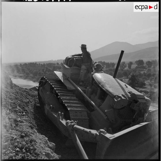 Un bulldozer dans la région de Bougie-M'Sila.