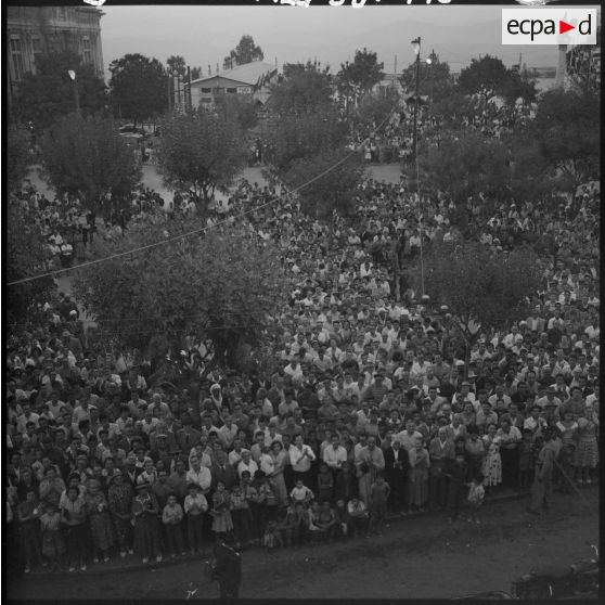 Constantine. La foule venue écouter le député Georges Bidault.