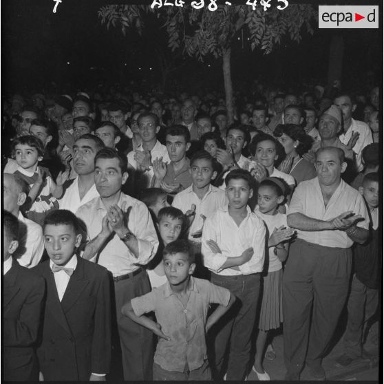 Constantine. La foule venue écouter le député Georges Bidault.