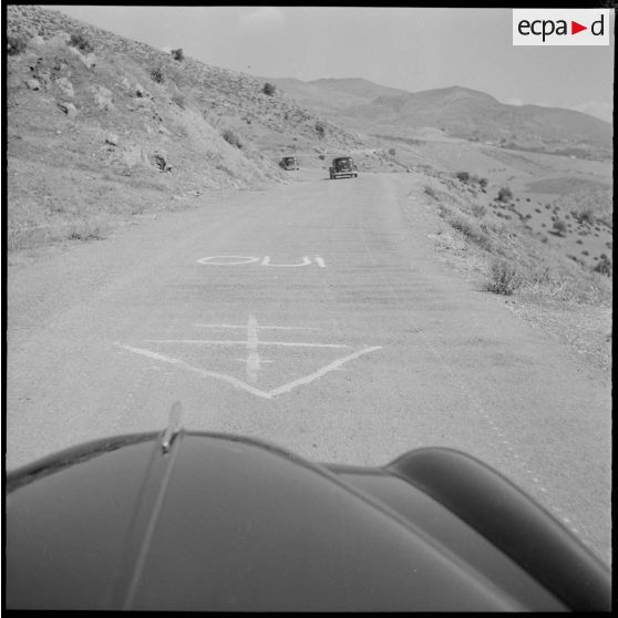 Le cortège officiel du général Salan sur la route de Nemours.