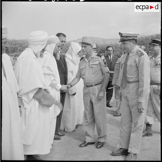 Le général Salan en visite à Nedroma.