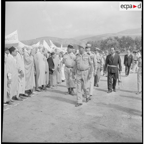 Le général Salan en visite à Nedroma.