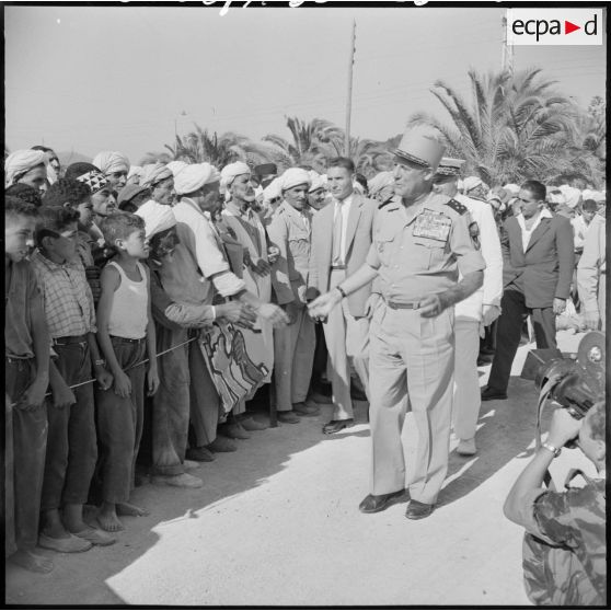 Le général Salan en visite à Montagnac.