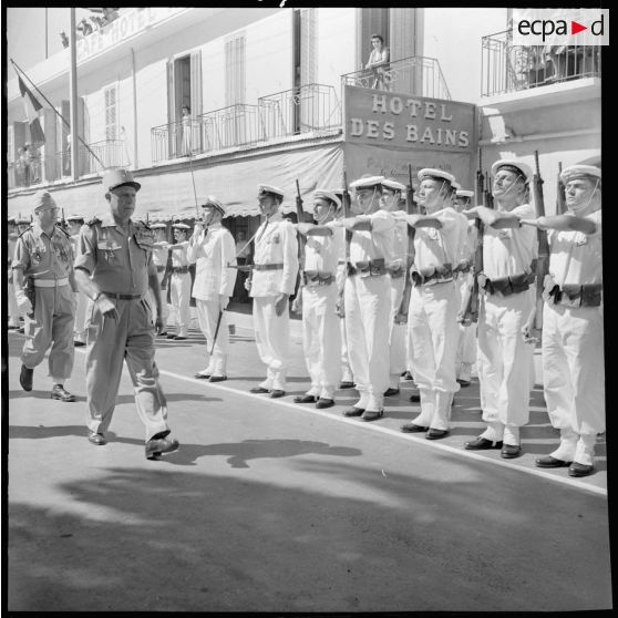 Cérémonie militaire à Arzew.