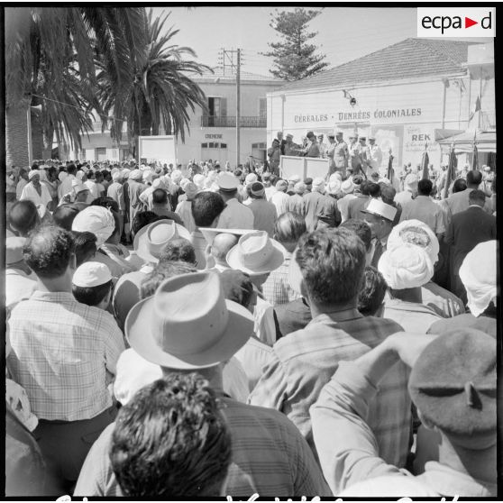 Arzew. La foule venue écouter le général Salan.