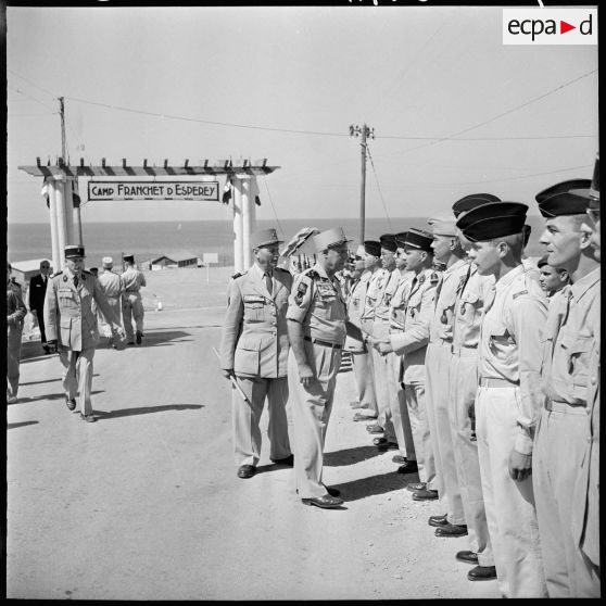 Le général Salan au camp Franchet d'Esperey à Arzew.