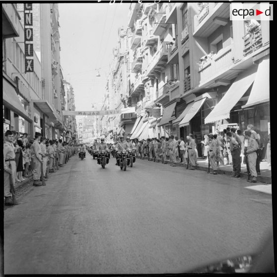 Le général Salan quitte Oran.