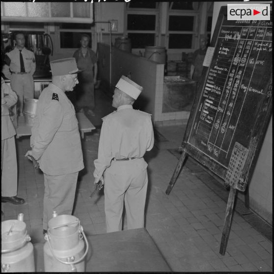 Cherchell. Visite du général Zeller à l'Ecole des Officiers de Réserve (EOR).