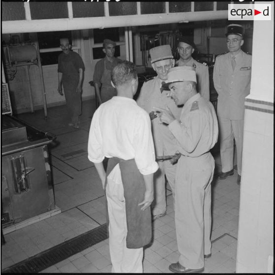 Cherchell. Visite du général Zeller à l'Ecole des Officiers de Réserve (EOR).