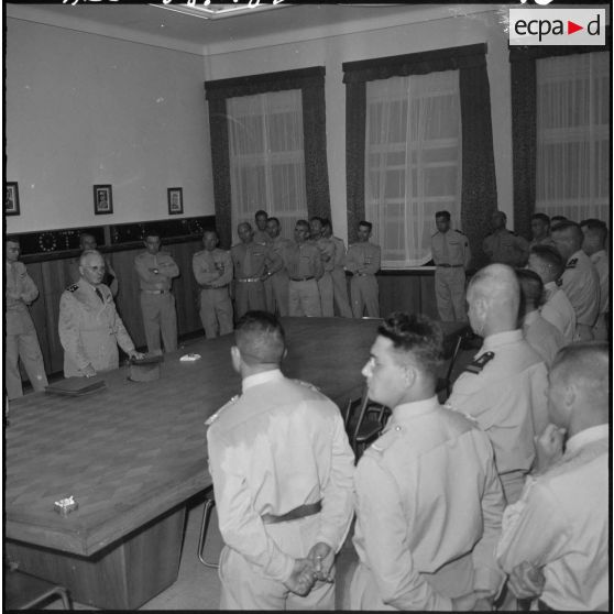 Cherchell. Visite du général Zeller à l'Ecole des Officiers de Réserve (EOR).