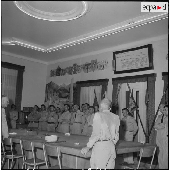 Cherchell. Visite du général Zeller à l'Ecole des Officiers de Réserve (EOR).