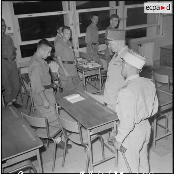 Cherchell. Visite du général Zeller à l'Ecole des Officiers de Réserve (EOR).