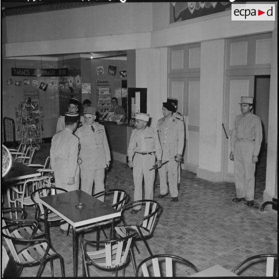 Cherchell. Visite du général Zeller à l'Ecole des Officiers de Réserve (EOR).